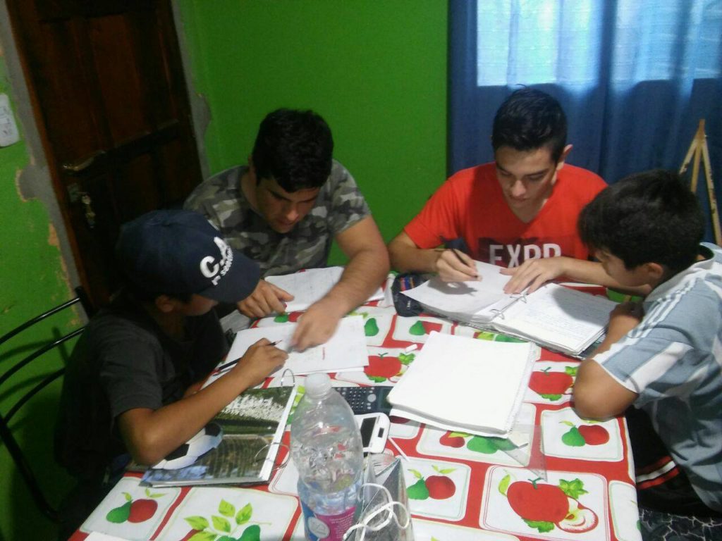 Brindaron clases gratuitas de matemáticas y aprobó más del 80% de los asistentes Brindaron clases gratuitas de matemáticas y aprobó más del 80% de los asistentes