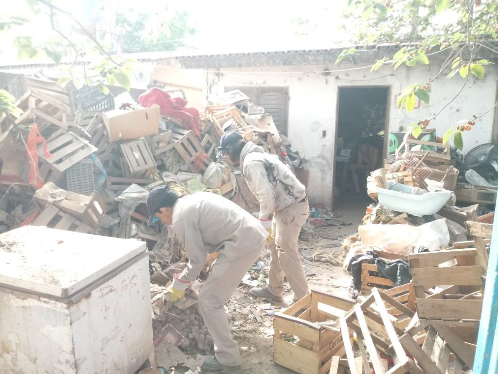 Asistieron a un vecino “acumulador” y retiraron cinco camiones con desechos