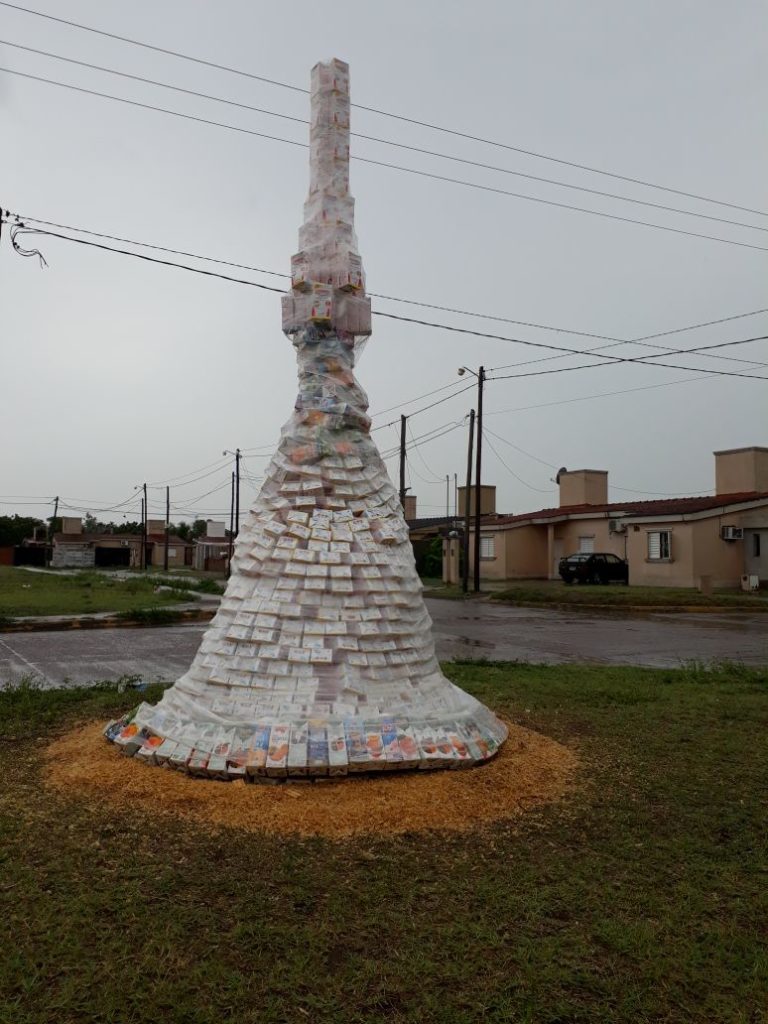Con mil cajas vacías, artistas crearon un árbol de Navidad en el barrio El Rincón Con mil cajas vacías, artistas crearon un árbol de Navidad en el barrio El Rincón