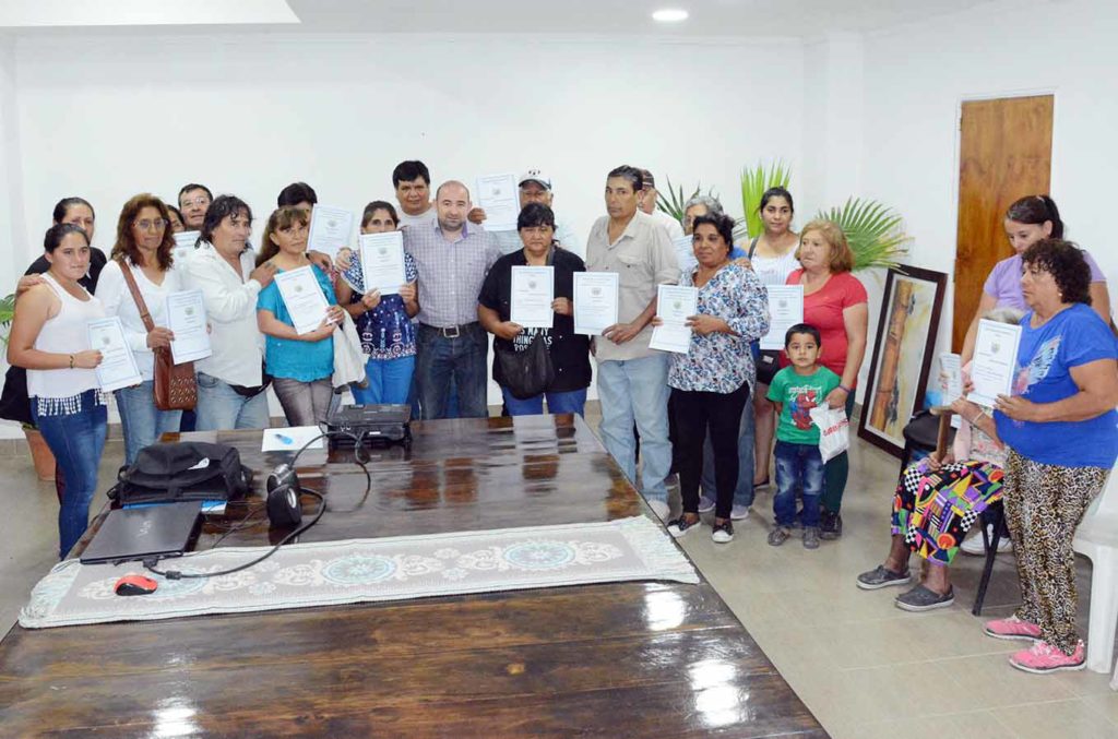 Treinta familias del barrio Sarmiento recibieron las escrituras de sus viviendas