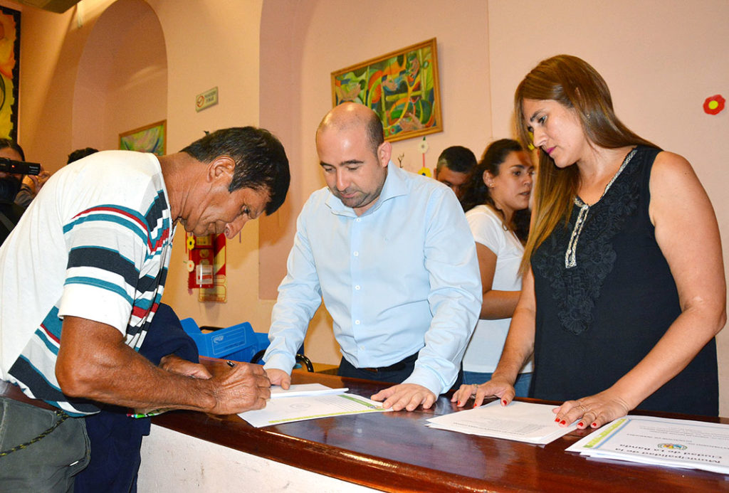 Cincuenta familias del barrio Sarmiento recibieron las escrituras de sus viviendas