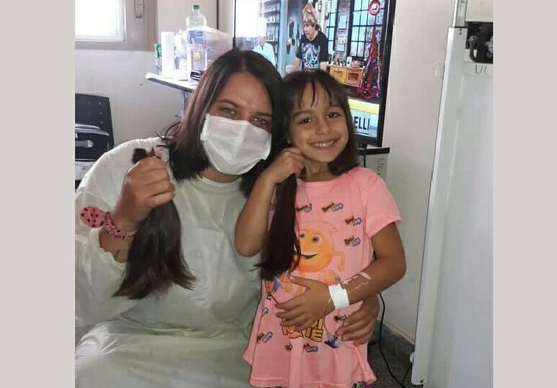 Tiene cinco años, padece leucemia y donó su pelo para ayudar a otras mujeres