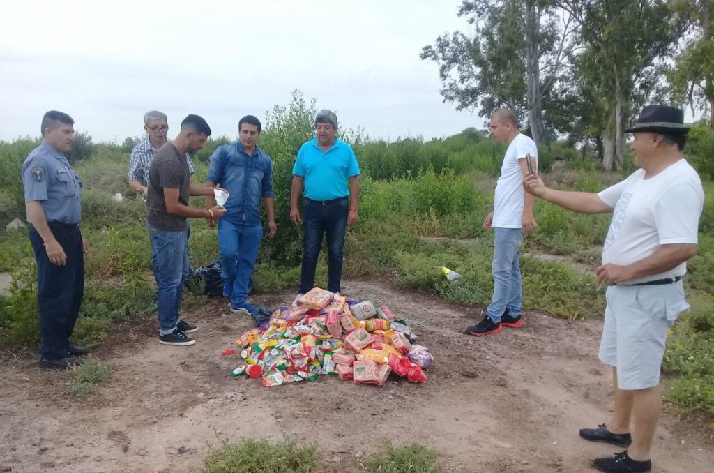 Incineran mercadería no apta para el consumo en Clodomira Incineran mercadería no apta para el consumo en Clodomira