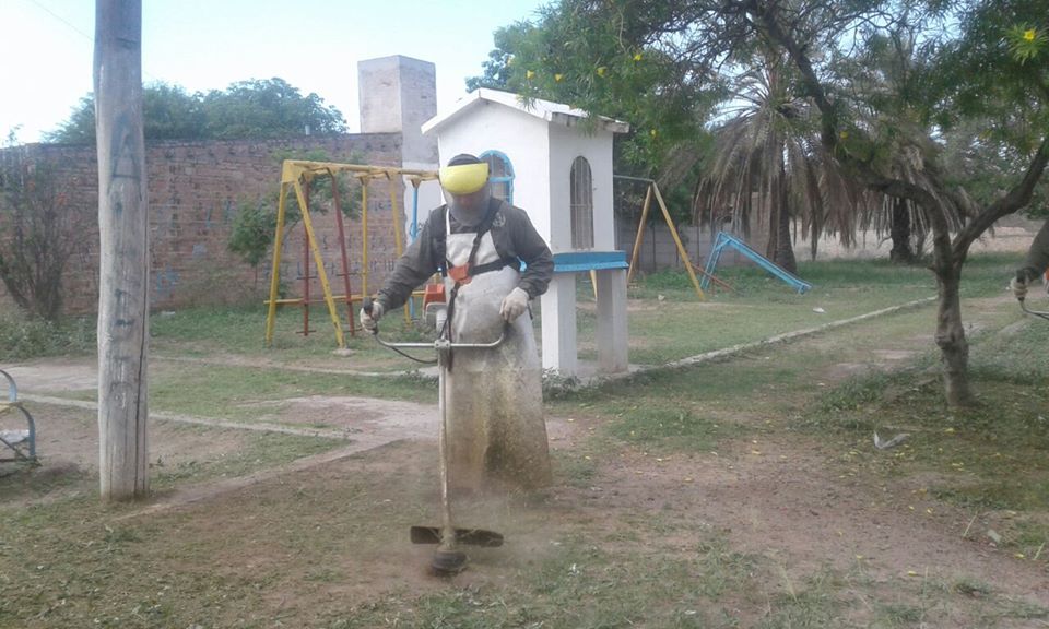 Refuerzan tareas de limpieza y desmalezamiento en varias plazas Refuerzan tareas de limpieza y desmalezamiento en varias plazas