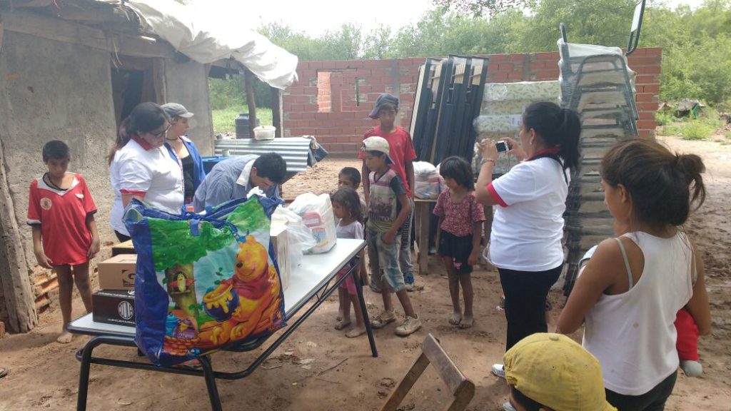 Trabajo conjunto para ayudar a una familia en situación de riesgo Trabajo conjunto para ayudar a una familia en situación de riesgo