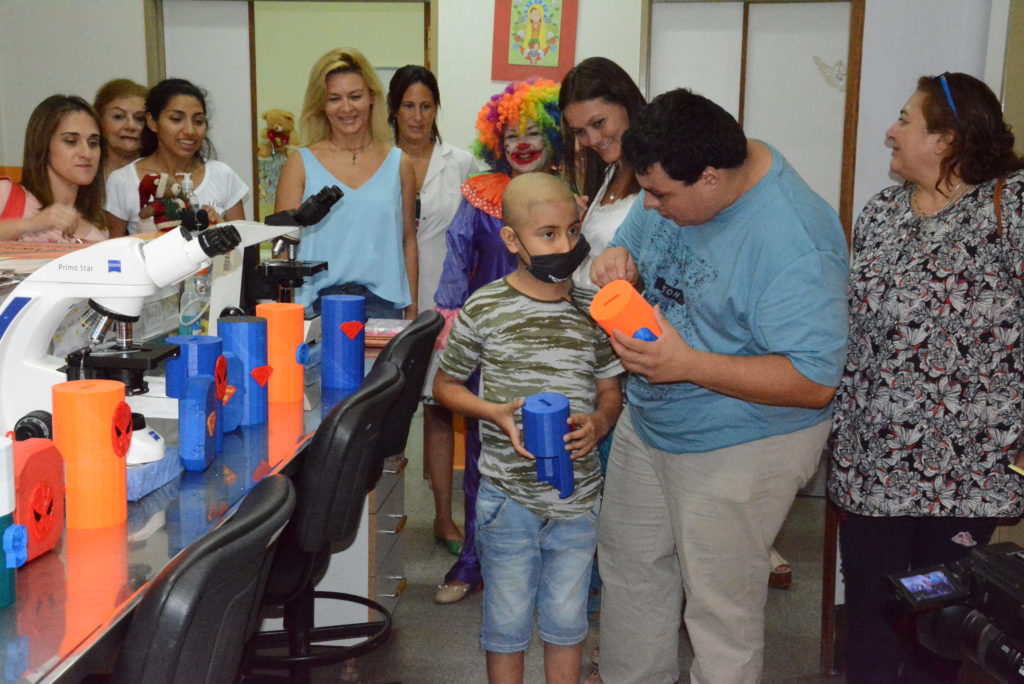Un bandeño donó porta sueros con motivos infantiles a niños del Cepsi