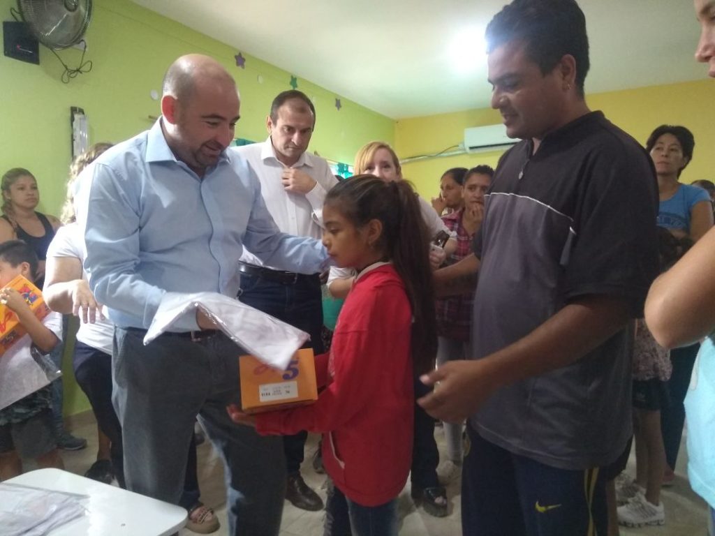Entregaron uniformes a los inscriptos en la Escuela Primaria Municipal Entregaron uniformes a los inscriptos en la Escuela Primaria Municipal
