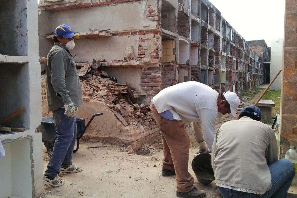 Por riesgo de caída y abandono, demolieron nichos en el cementerio La Misericordia Por riesgo de caída y abandono, demolieron nichos en el cementerio La Misericordia