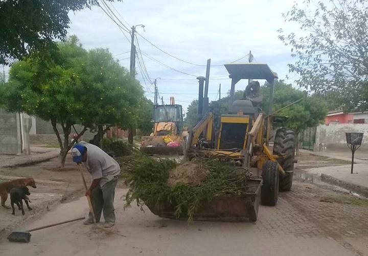 Cuadrillas realizan tareas de limpieza en el centro y barrios de Clodomira