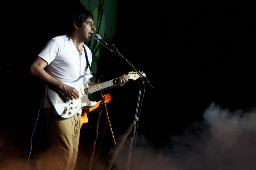 Demi anunció el sorteo de una “guitarreada” y revolucionó las redes