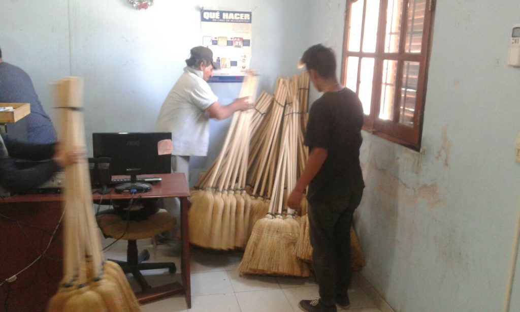 La Dirección de Higiene recibió 500 escobas para las brigadas de limpieza La Dirección de Higiene recibió 500 escobas para las brigadas de limpieza