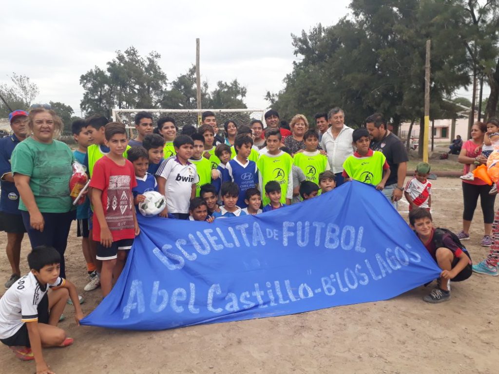 Chicos de la Escuela de Fútbol “Abel Castillo” recibieron valiosos elementos