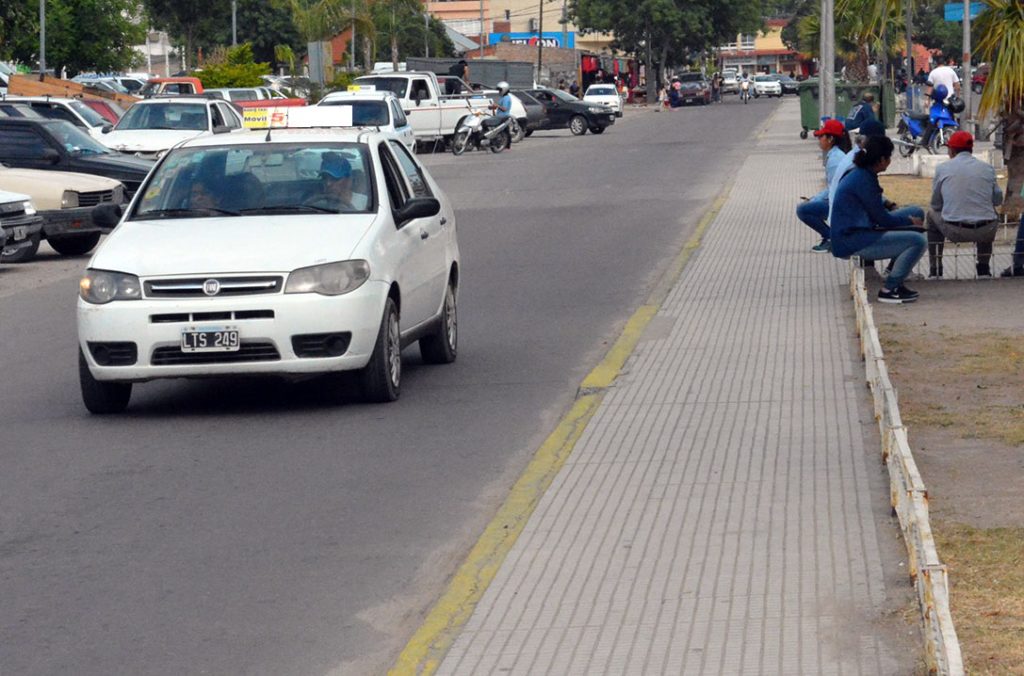 Los bandeños ya abonan el servicio de taxis con aumento del 30% Los bandeños ya abonan el servicio de taxis con aumento del 30%