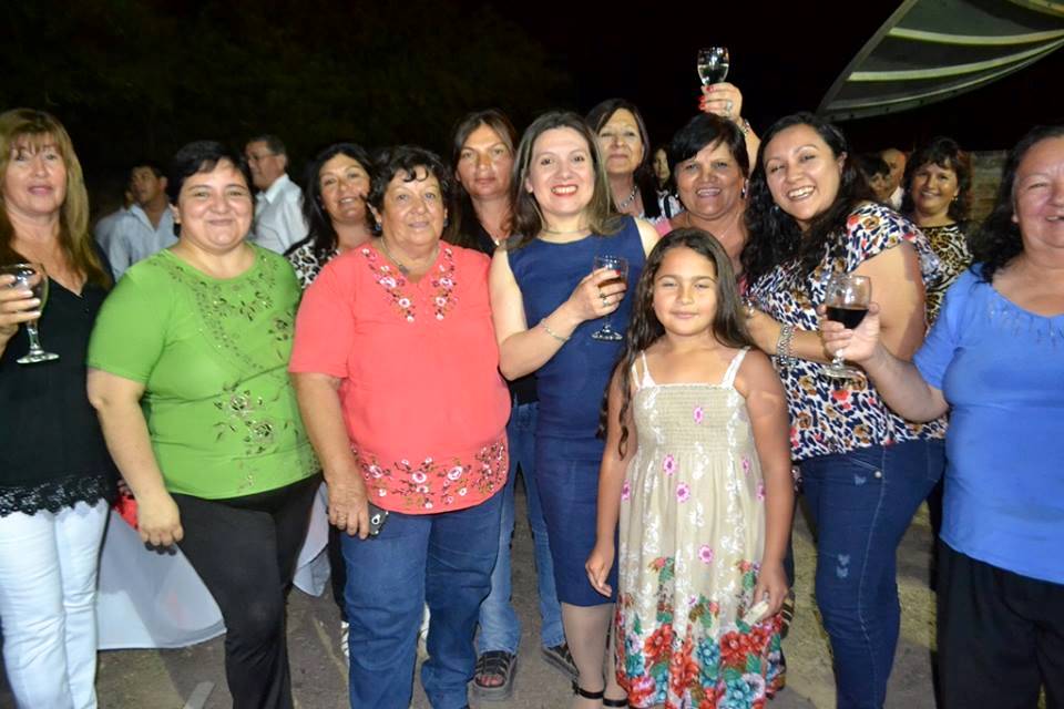 Regalos, música y baile para las mujeres de Colonia Dora Regalos, música y baile para las mujeres de Colonia Dora