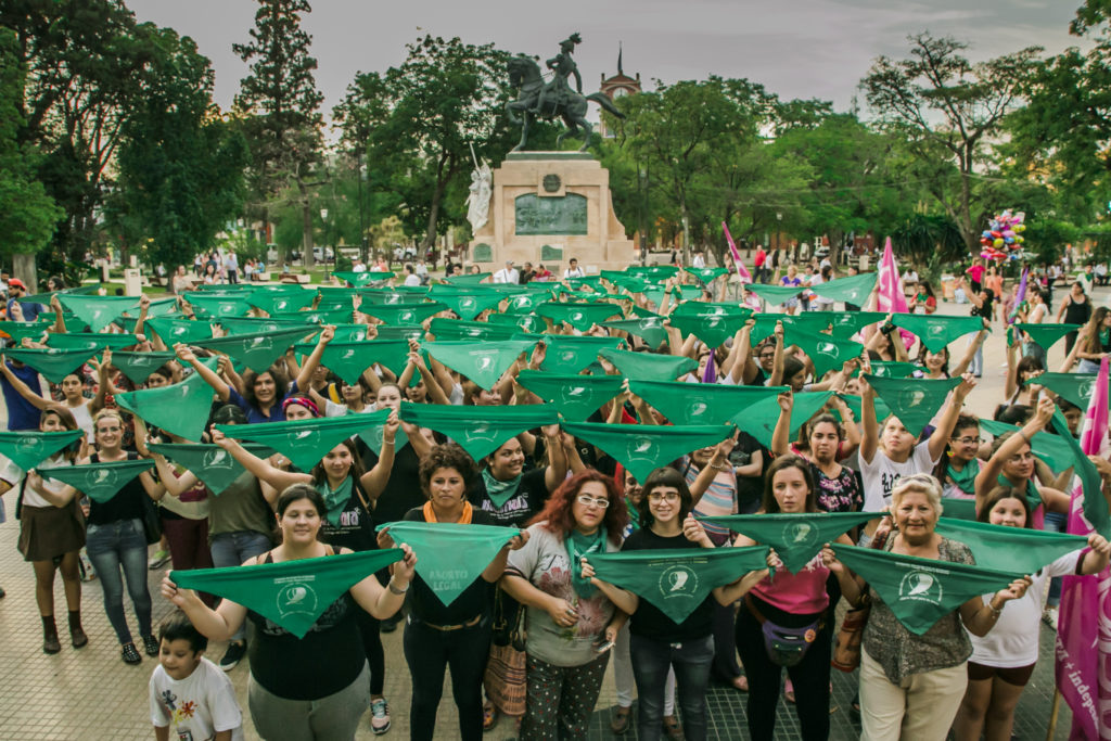 El primer pañuelazo santiagueño convocó a cientos de mujeres en plaza Libertad
