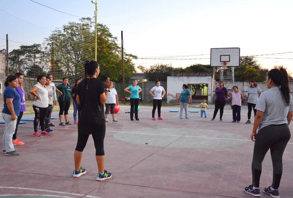 En Villa Unión los vecinos disfrutan de clases de gimnasia gratuitas