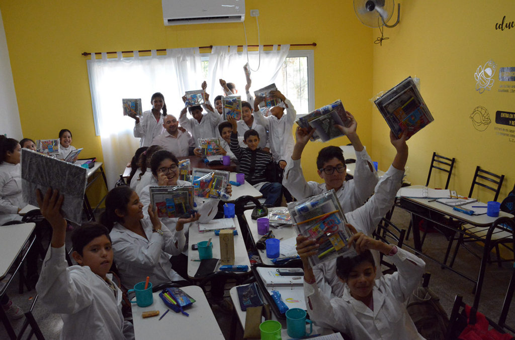 Entregaron más de 250 kits a chicos de la Escuela Primaria Municipal