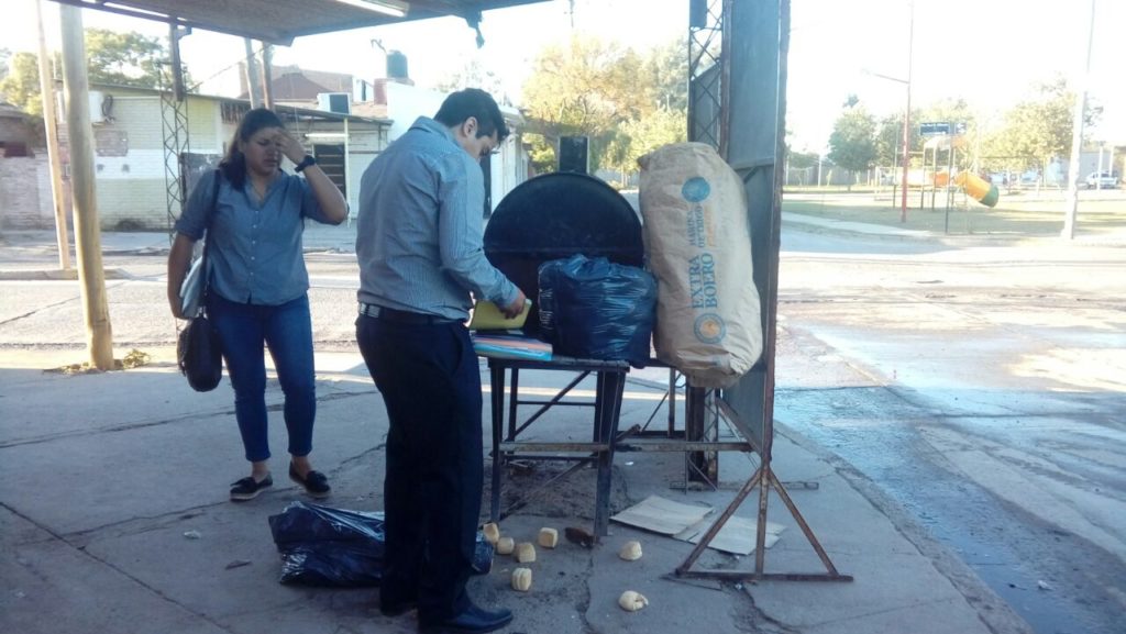 Decomisaron pan contaminado y desalojaron un local de comidas por usurpar un espacio verde