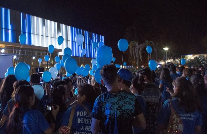 Santiago se tiñó de azul para concientizar sobre el autismo Santiago se tiñó de azul para concientizar sobre el autismo