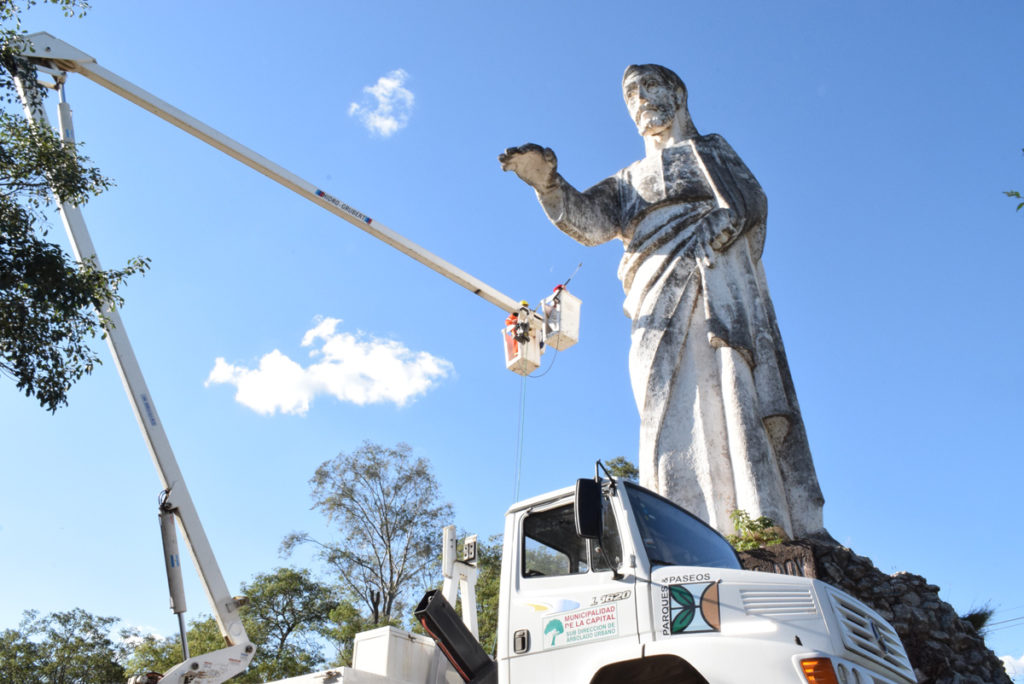 Con un intenso trabajo, revalorizarán el mítico Cristo Redentor del Parque Aguirre