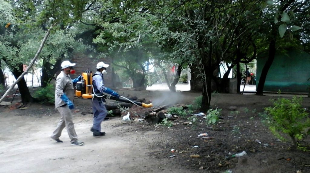 Dengue: Tareas de fumigación, limpieza y descacharreo en barrios de Clodomira