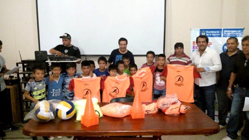 Niños, jóvenes y adultos recibieron indumentaria y elementos deportivos