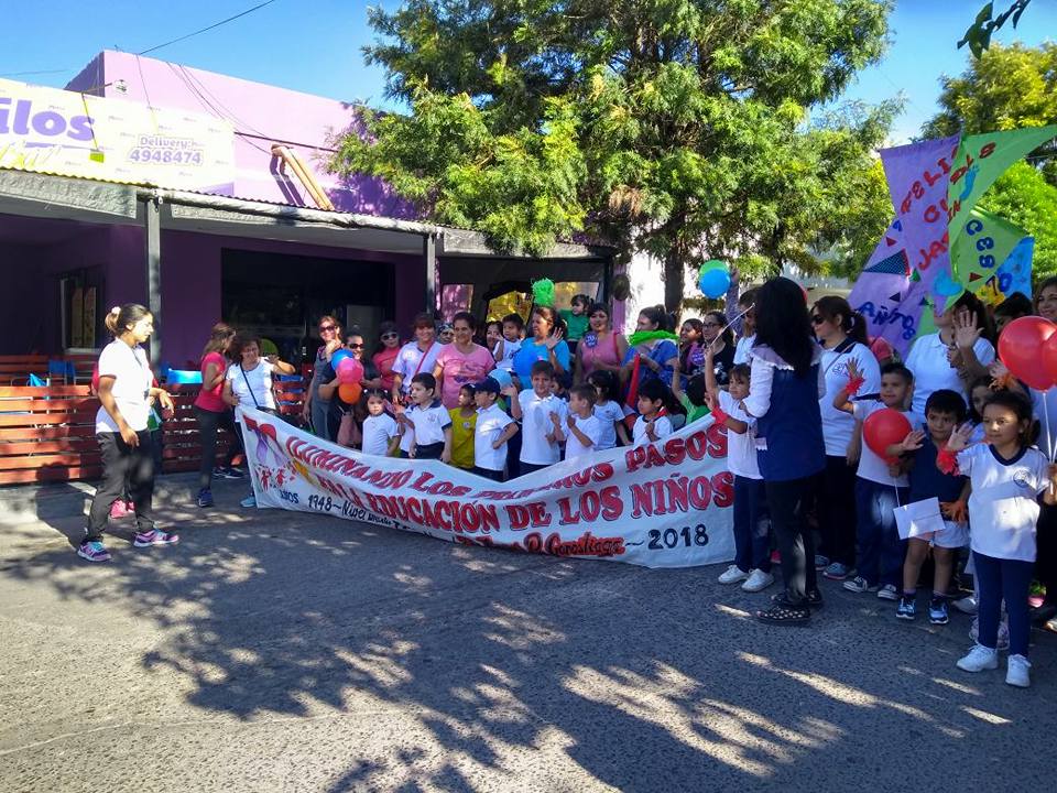 Las calles bandeñas se colmaron de color con los niños del Jardín de la Escuela Normal