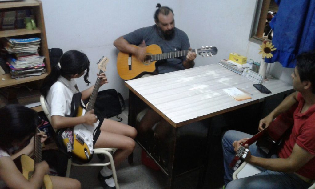 El CIC San Carlos invita a las clases de guitarra, kung fu y hándbol