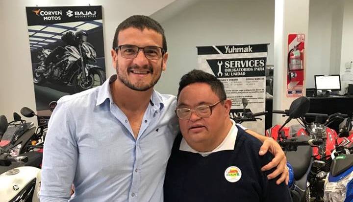 Inclusión laboral: Cristian recibió el cariño de sus compañeros en su primer día de trabajo