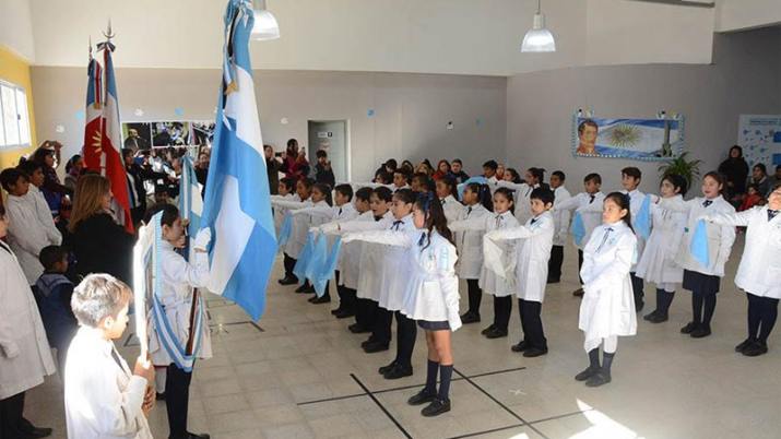 Estudiantes de la Primaria Municipal de La Banda hicieron la promesa a la bandera