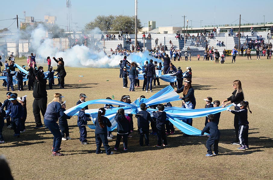 Unos mil alumnos bandeños prometieron cariño a la Bandera