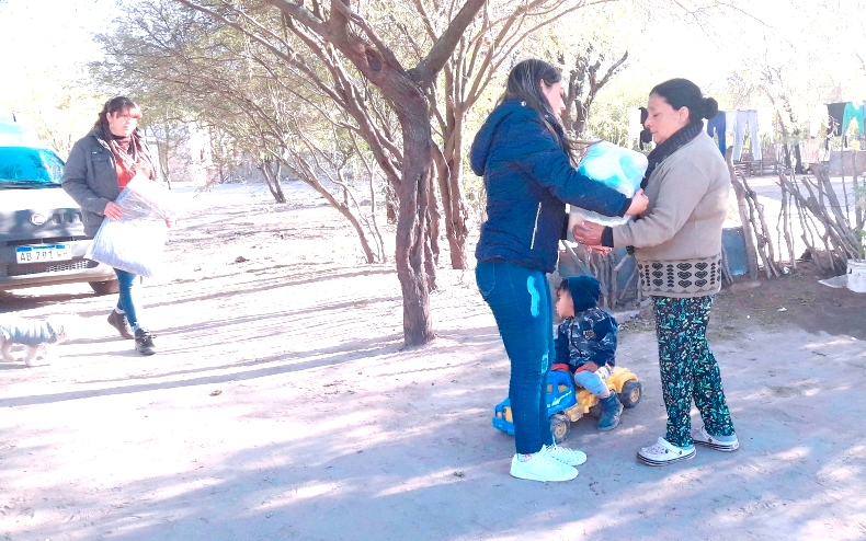 Entregaron unidades alimentarias, frazadas y calzados a familias de escasos recursos