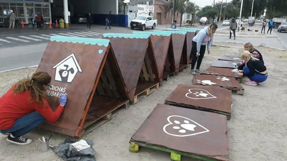 Voluntarios contruyeron “cabañas solidarias” para los callejeros de La Banda