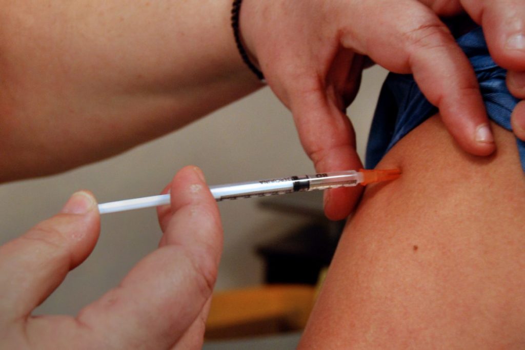 Los centros de salud pública continúan vacunando gratuitamente contra la gripe