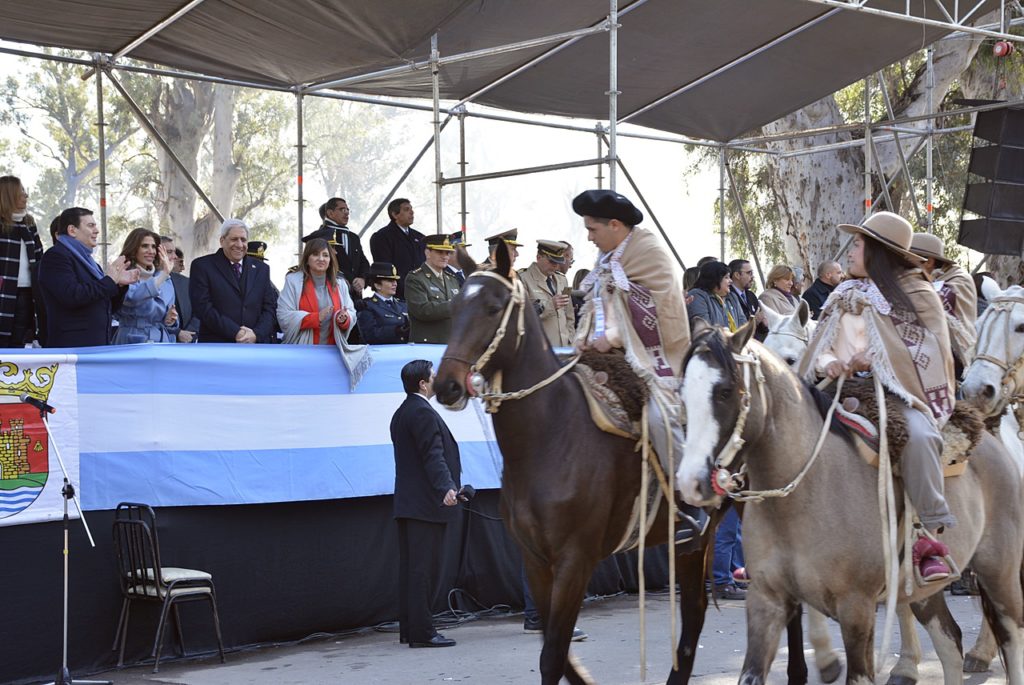Cientos de personas asisitieron al Desfile Cívico en el parque Aguirre