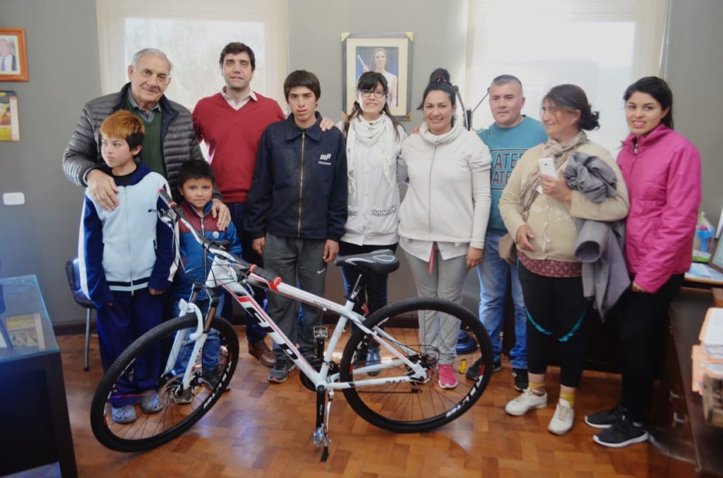Un ejemplo: Camina todos los días 8 kilómetros para ir a la escuela