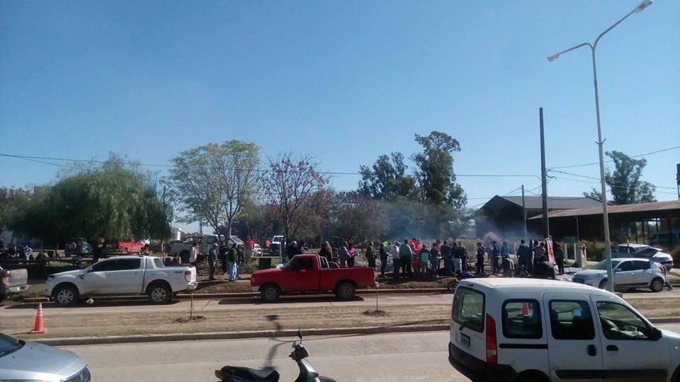 La comunidad de Los Juries acompañó a los bomberos ante una difícil situación