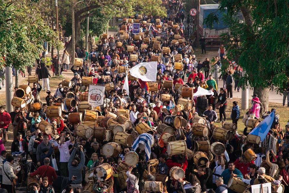 La Marcha de los Bombos, un símbolo santiagueño que se afianza año a año