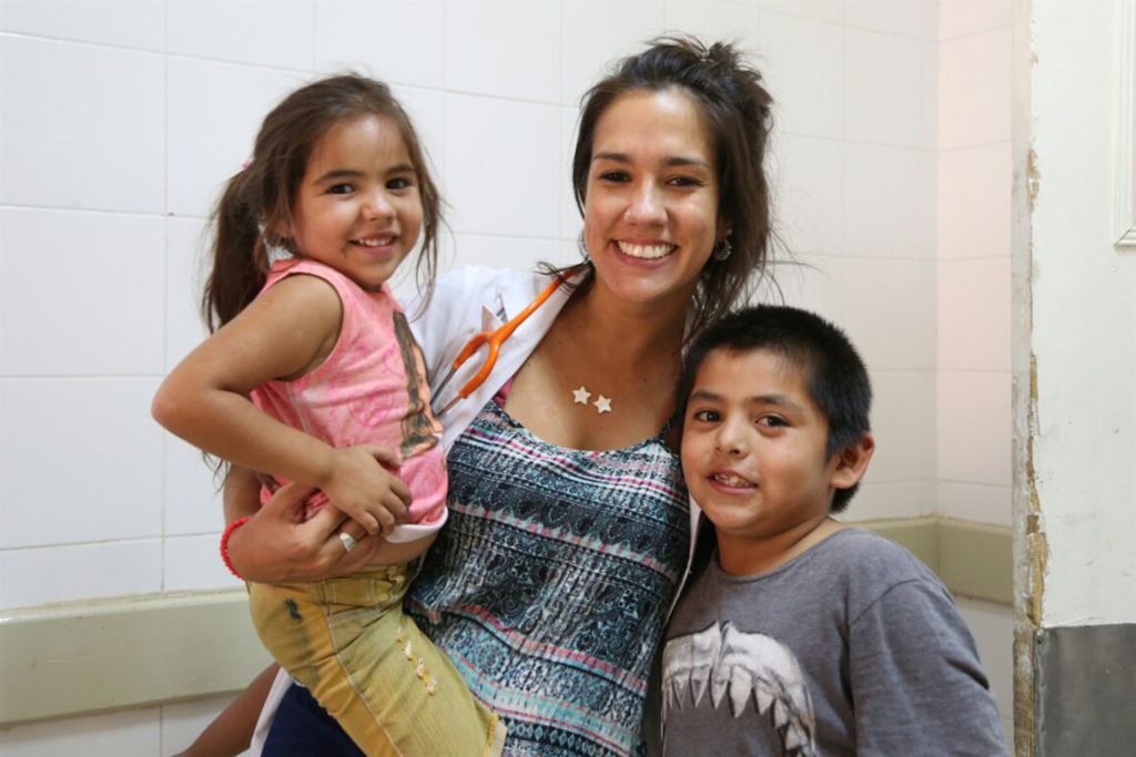 Lucía recorre 1.258 km todos los meses para atender a niños santiagueños