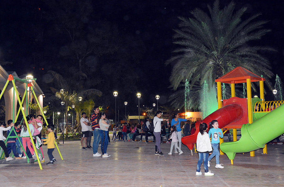 Familias enteras disfrutan de la Plaza Mauricio Rojas en La Banda