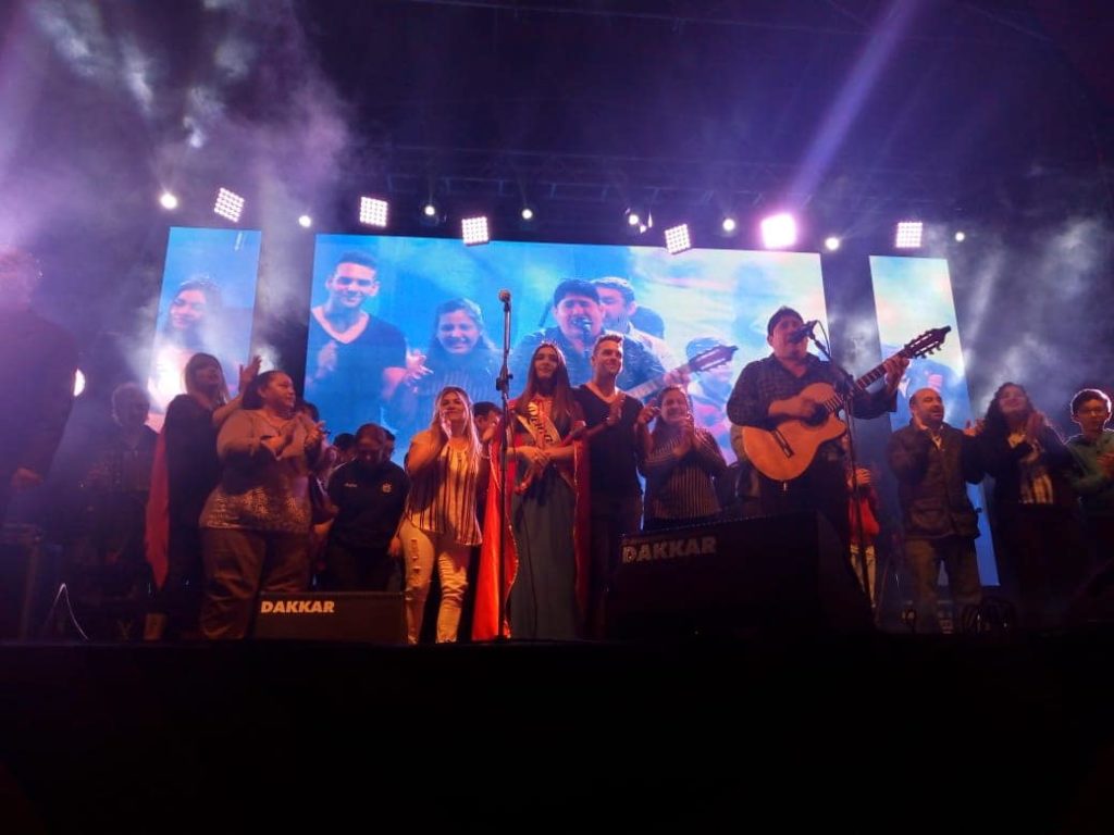 Miles de personas le cantaron el feliz cumpleaños a la “Cuna de Poetas y Cantores”