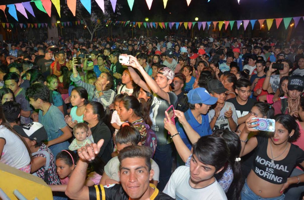 Los bandeños recibieron la primavera con baile, canto y música en vivo