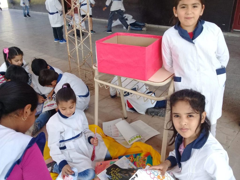Niños de Tintina compartieron una tarde de mucha lectura y juegos