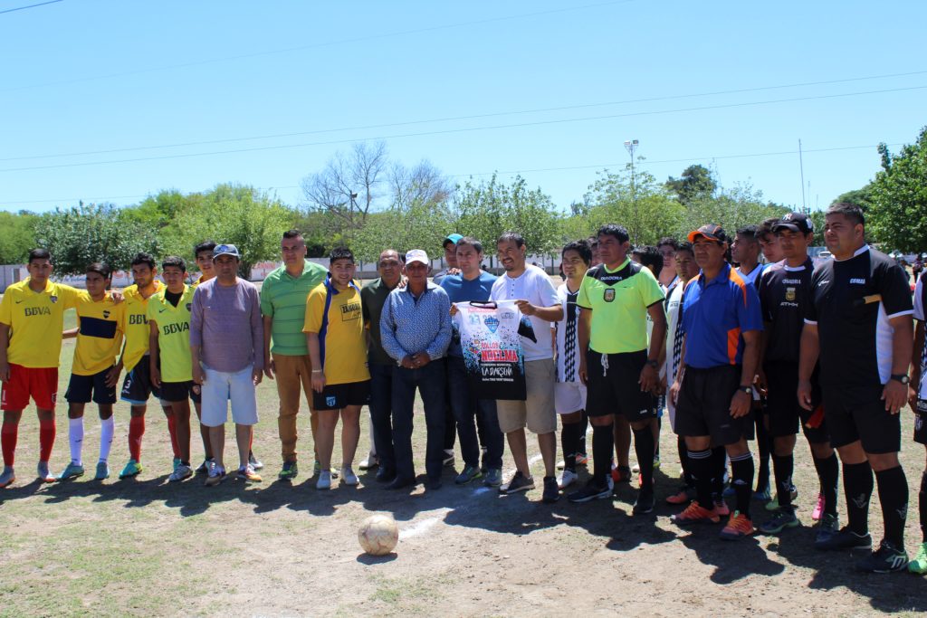 Con un gran acompañamiento, Los Amigos FC hicieron su presentación en La Dársena