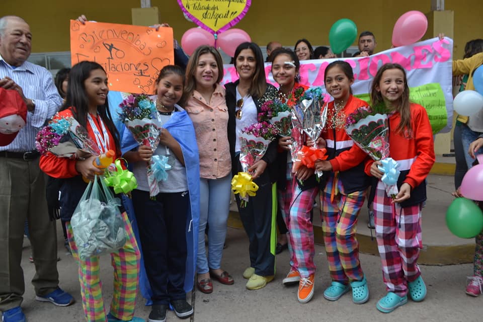 Colonia Dora recibió con alegría a las gimnastas que brillaron en los Juegos Evita