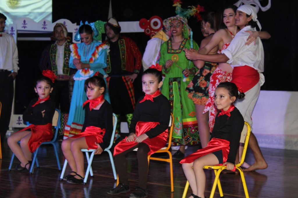El Jardín Municipal N°5 celebró el Día de la Diversidad Cultural con una muestra artística