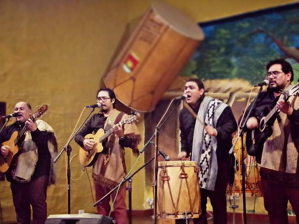 Salitral cumple 15 años y lo celebra con amigos en una gran peña folclórica