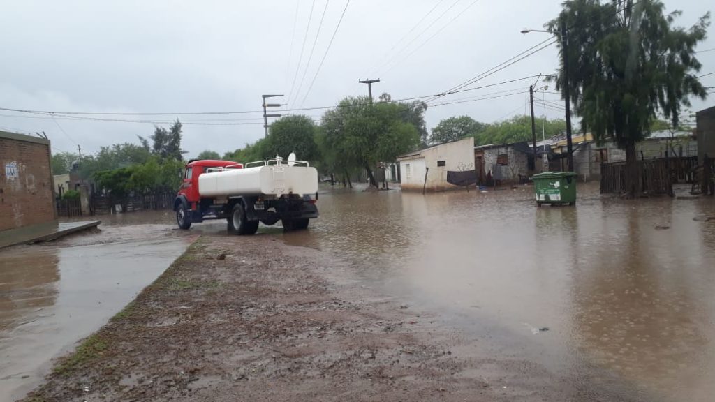 En La Banda “hay más de diez camiones tanques sacando el agua y más de una docena de bombas”