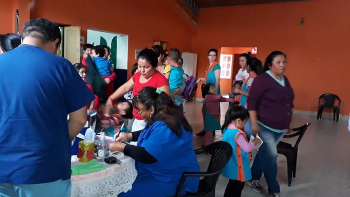 Decenas de niños fueron vacunados contra el sarampión, rubéola y paperas