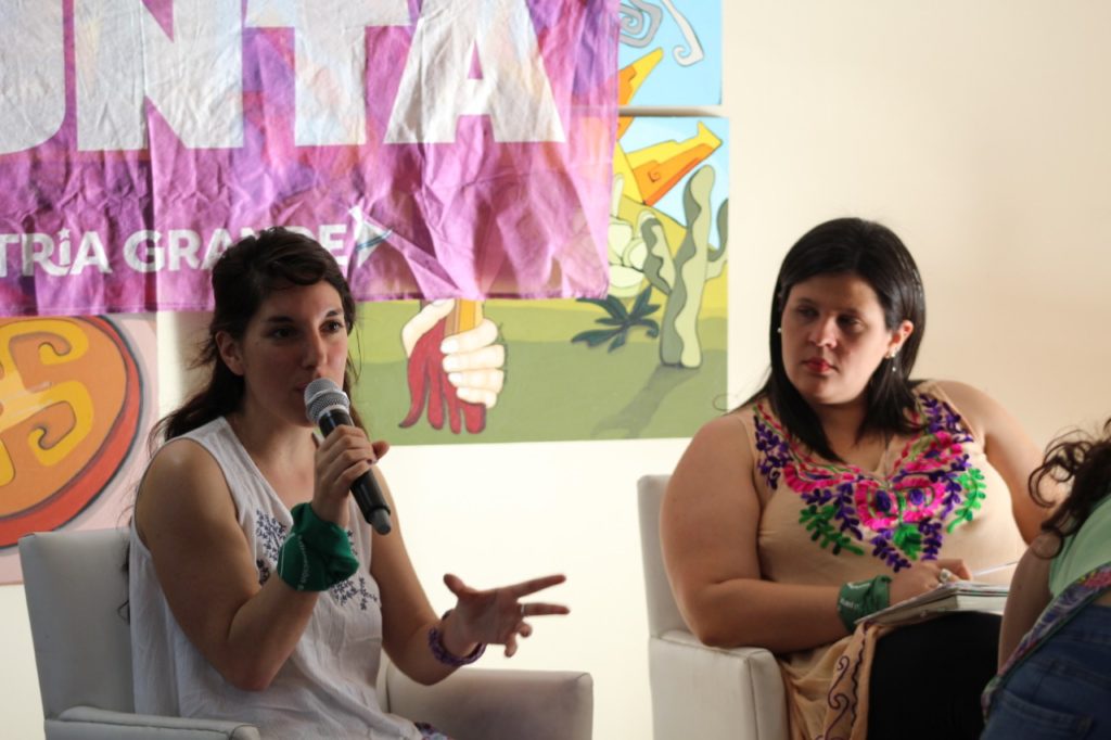 Diana Broggi encabezó un conversatorio sobre feminismo popular en Santiago